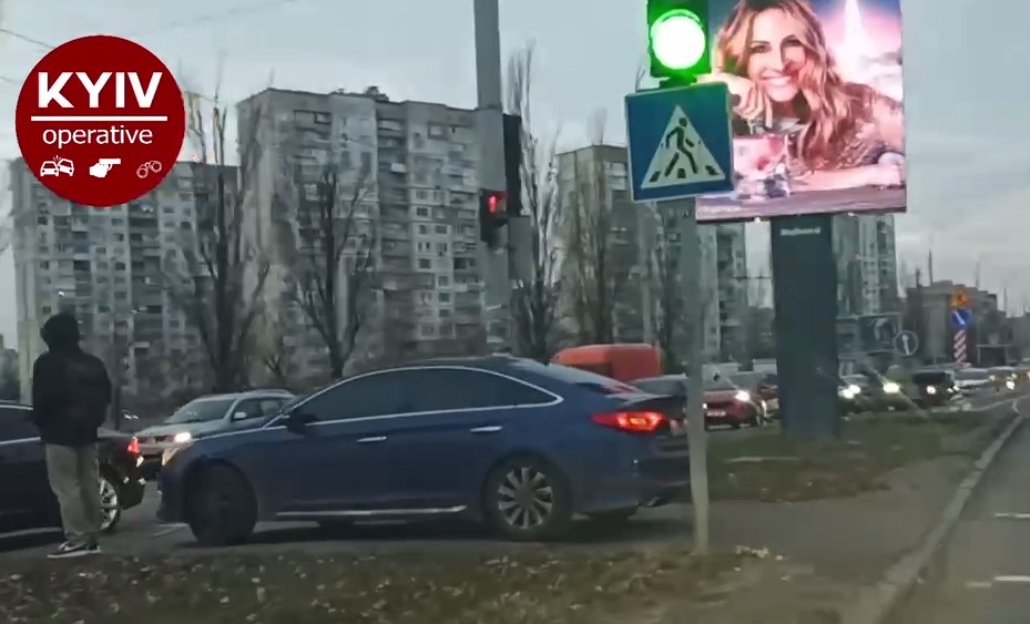 В Киеве автохам объехал пробку по пешеходному переходу (ВИДЕО)