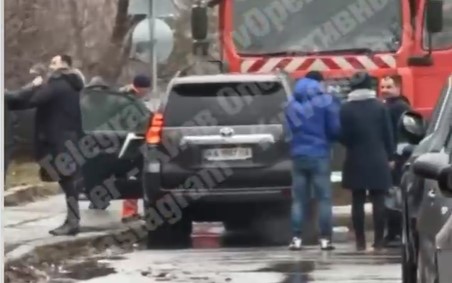 В Киеве водитель Toyota полез драться с прохожим и попал в ДТП (ВИДЕО)