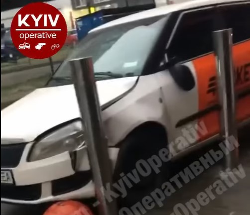 В Киеве ребенок остался в авто один и устроил ДТП (ВИДЕО)