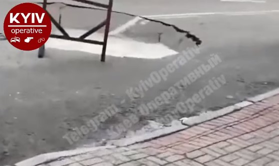 В центре Киева на дороге обвалился асфальт (ВИДЕО)