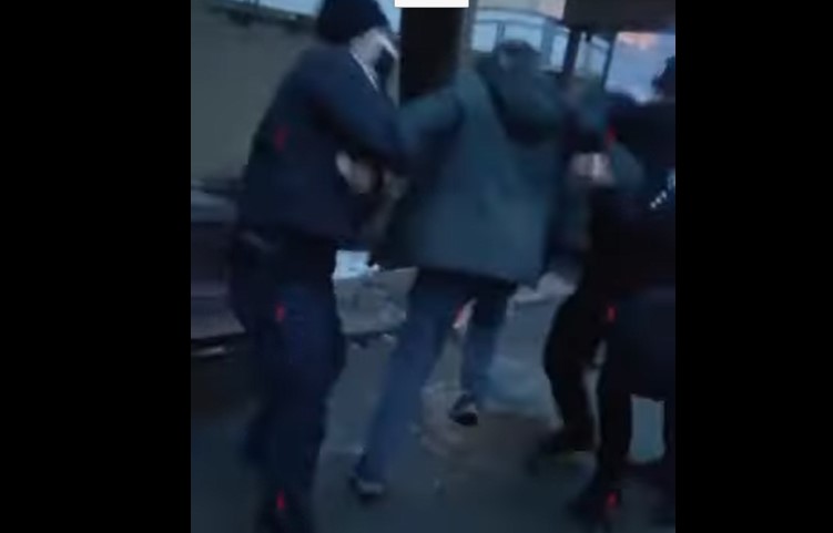 В Луцке пьяного пассажира без маски скрутила полиция у остановки (ВИДЕО)