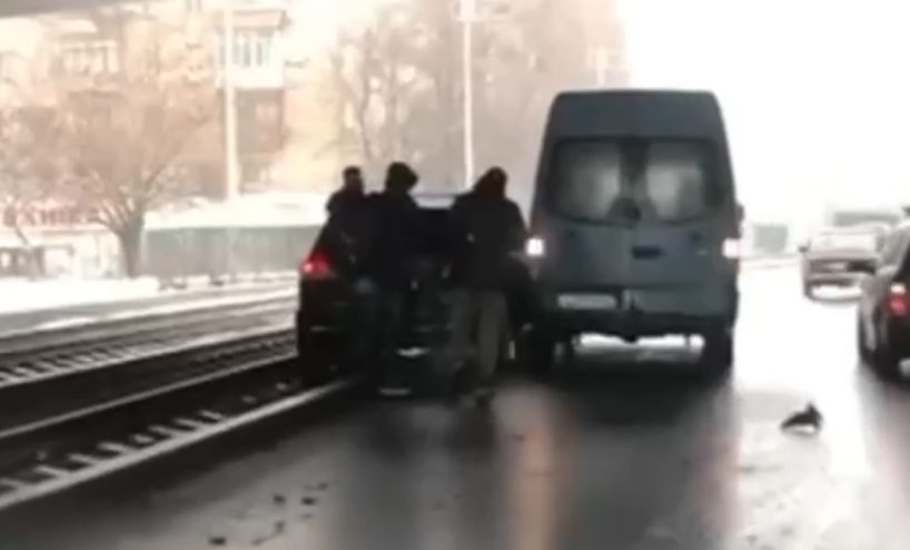 Серьезное ДТП на Отрадном в Киеве остановило трамваи (ВИДЕО)
