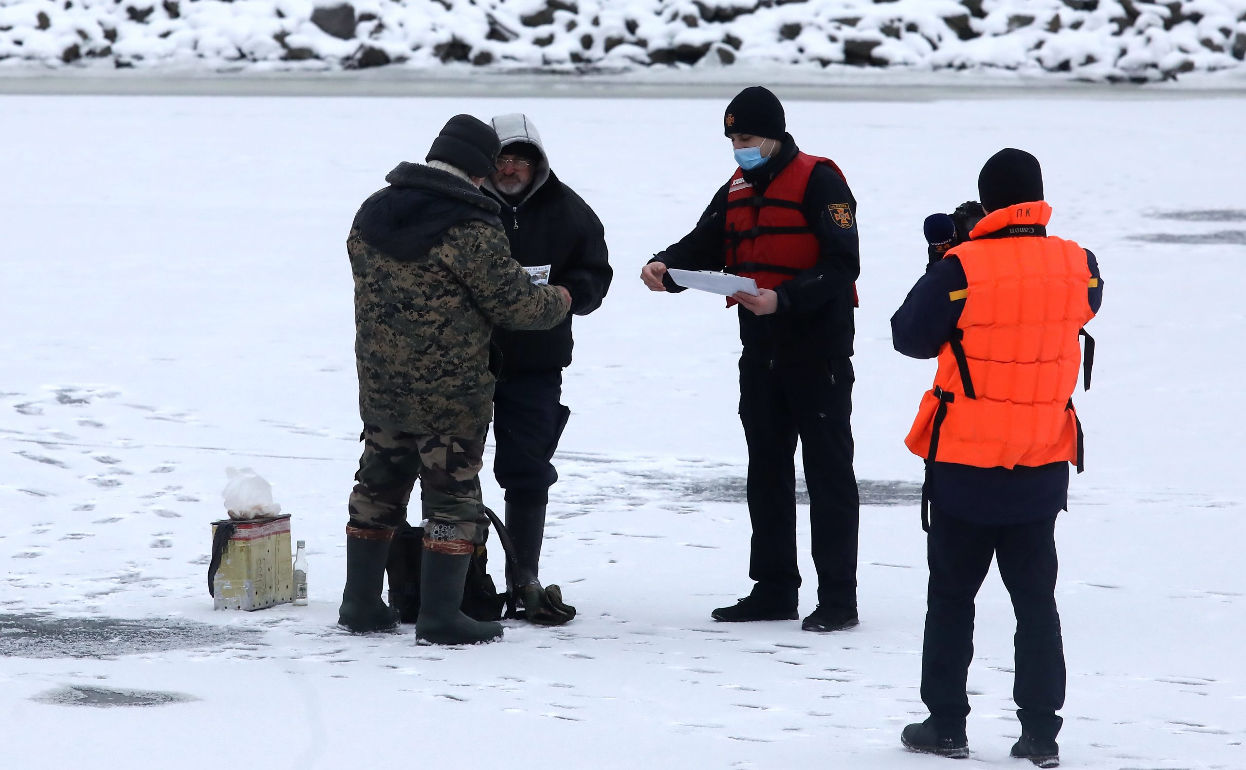 Спасатели учили киевских рыбаков как вести себя на льду