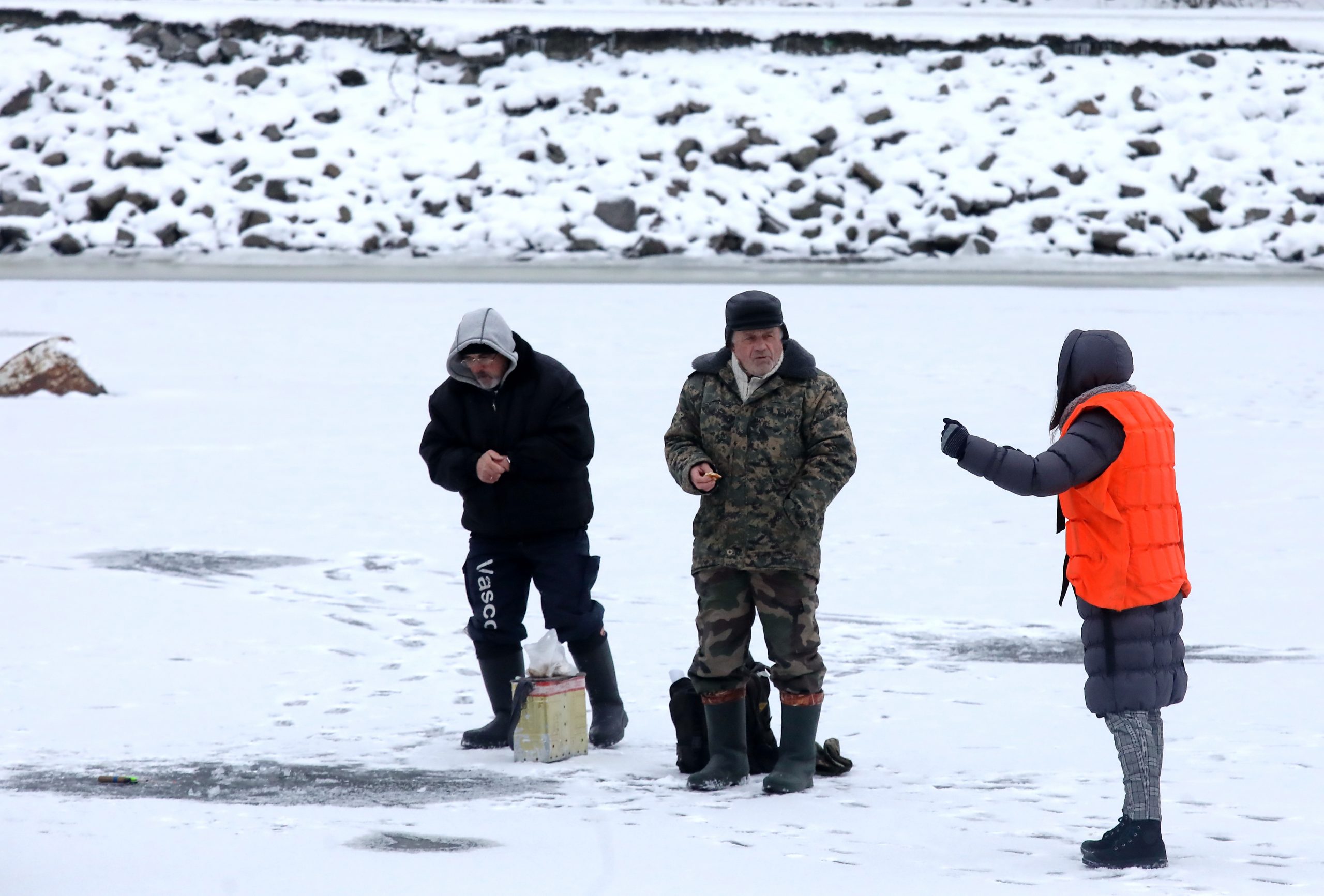 Спасатели учили киевских рыбаков как вести себя на льду