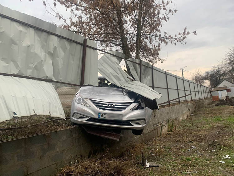 В Днепре такси вылетело с дороги и застряло в заборе (ФОТО)