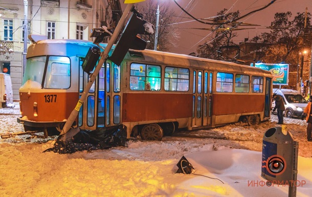 В Днепре трамвай сошел с рельсов и убил пешехода (ФОТО, ВИДЕО)