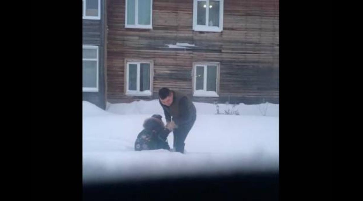 В РФ таксист спас ребёнка, по шею увязшего в снегу (ФОТО) 