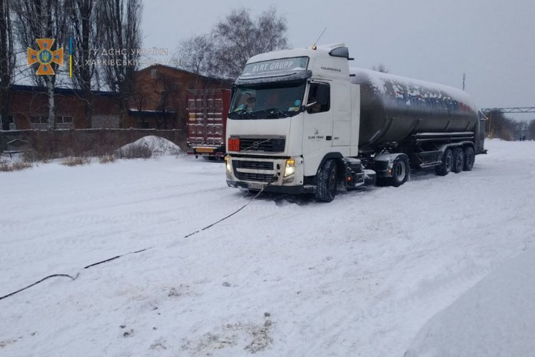 В Харькове грузовой автомобиль с медицинским кислородом застрял в сугробе (ФОТО)