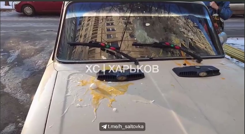 В Харькове машину, которая перегородила вход в подъезд, забросали яйцами (ФОТО)