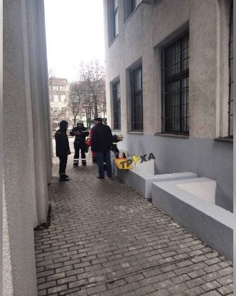 В Харькове пьяный мужчина провалился на цокольный этаж (ФОТО)