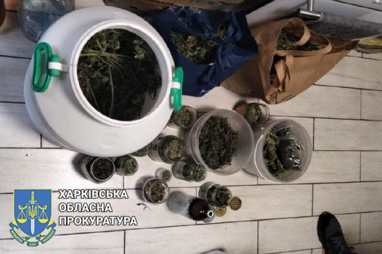 В Харькове дилер хранил наркотики в семейной квартире (ВИДЕО)