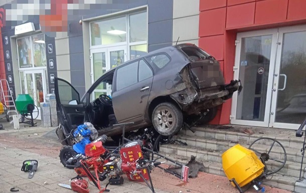 В Харьковской области автомобиль врезался в магазин (ФОТО)