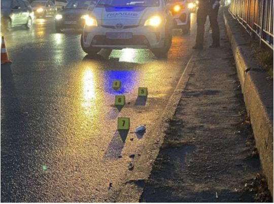 В Киеве девушка в супермаркете резала себе вены, а потом бросилась под грузовик (ФОТО)