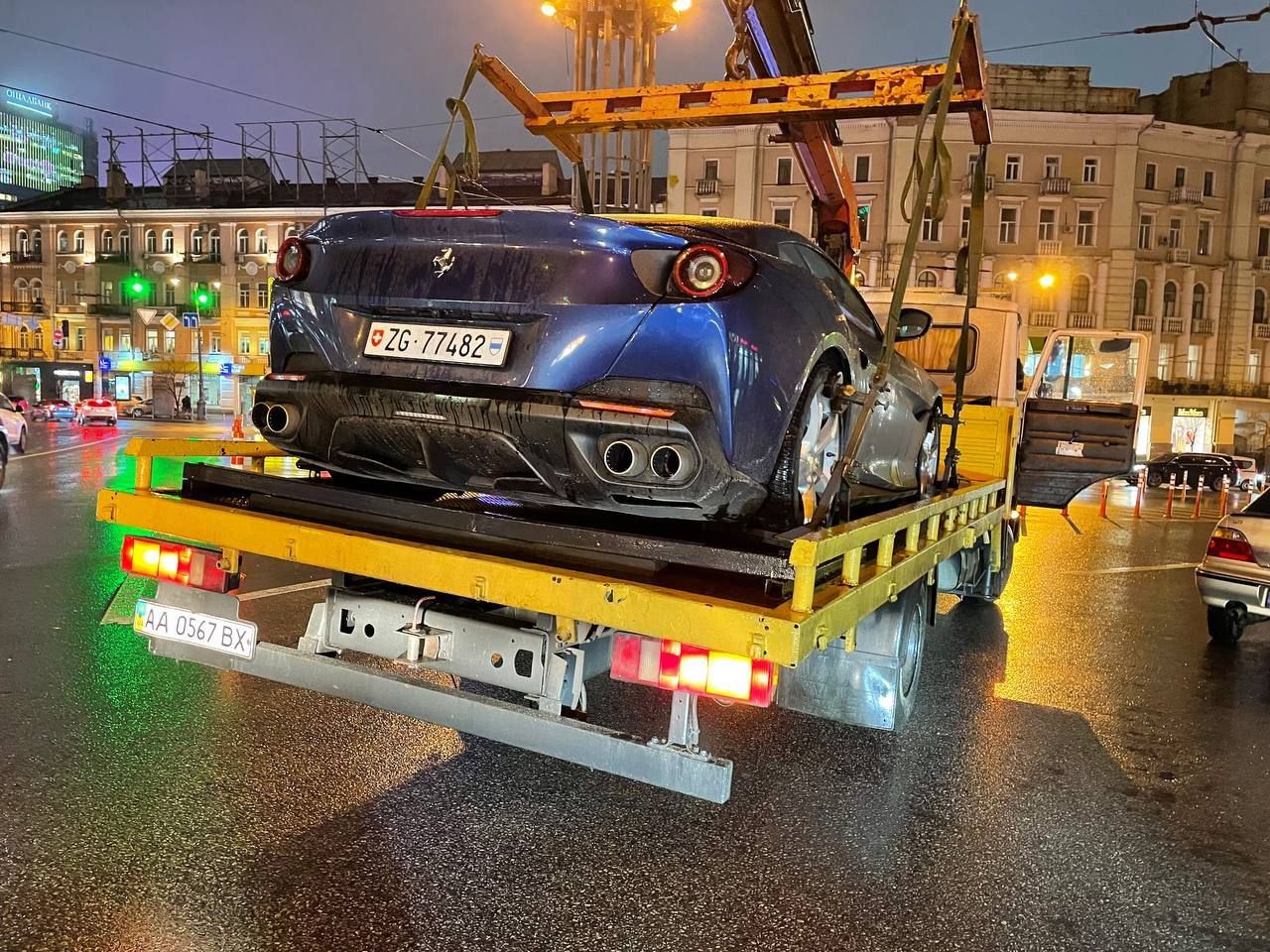 В центре Киеве эвакуатор увез элитное Ferrari со швейцарскими номерами  (ФОТО): читать на Golos.ua