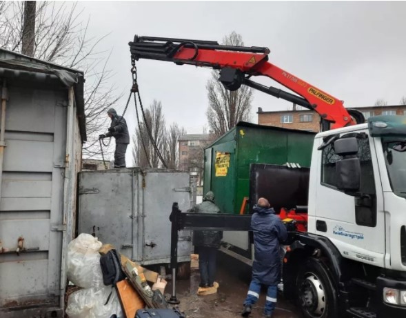 В Киеве коммунальщиков избили во время сноса киоска (ФОТО, ВИДЕО)