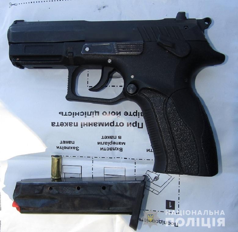 В Киеве мужчине выстрелили в лицо из пистолета (ФОТО)