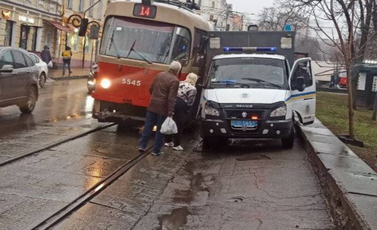 В Киеве на Подоле трамвай столкнулся с автозаком (ФОТО)
