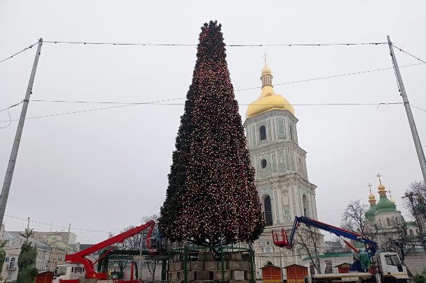 В Киеве игрушками украсили главную ёлку страны (ФОТО)