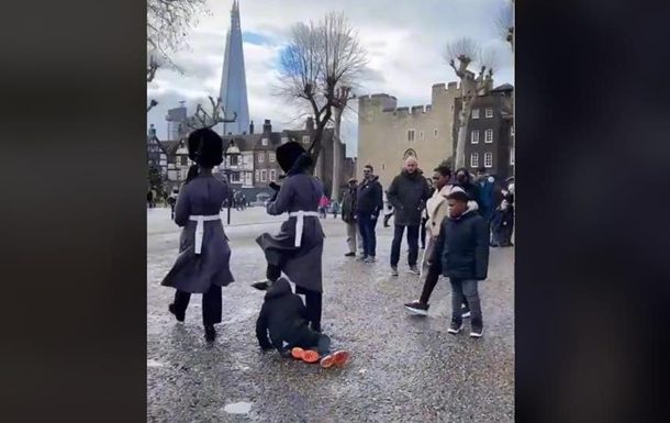 В Лондоне королевский караул сбил ребенка с ног (ФОТО, ВИДЕО)