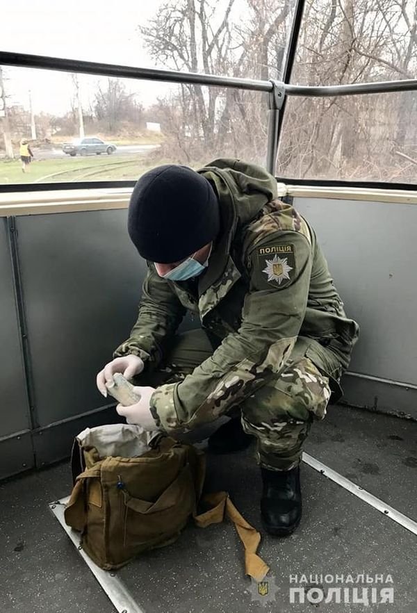 В Мариуполе трамвай сошел с рельсов: пострадали пассажиры (ФОТО)