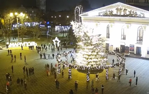 В Мариуполе сильный ветер свалил главную городскую елку (ВИДЕО)