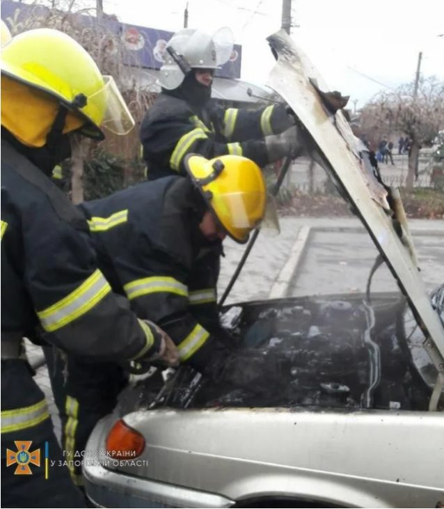 В Мелитополе загорелся автомобиль (ФОТО)