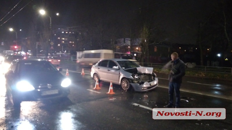 В Николаеве Hyundai врезался в ВАЗ, который остановили патрульные (ФОТО)