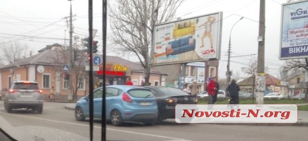 В Николаеве на перекрестке столкнулись Ford и Mazda (ФОТО)