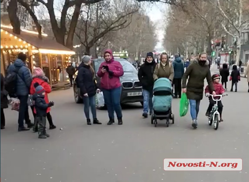 Водитель сигналил: В Николаеве по пешеходной улице ездил BMW (ФОТО, ВИДЕО)