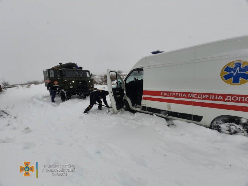 В Николаевской области пришлось доставать «скорую» из снежных завалов (ФОТО)