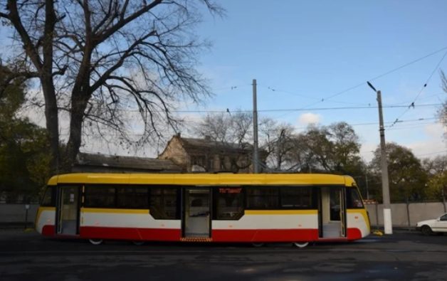 В Одессе мужчина попал под трамвай и лишился обеих ног (ФОТО)
