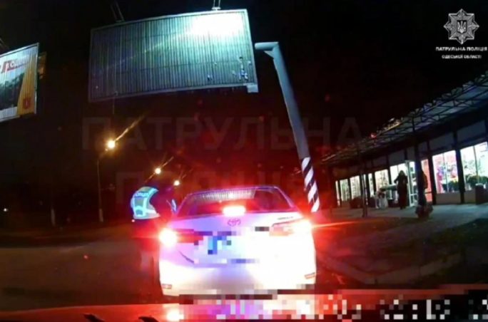В Одессе пьяный водитель Toyota травмировал полицейского (ВИДЕО)