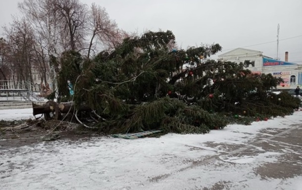 В Сумской области отменили праздник из-за рухнувшей городской елки (ФОТО)