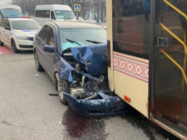 В Запорожье Mitsubishi попал под троллейбус (ФОТО)