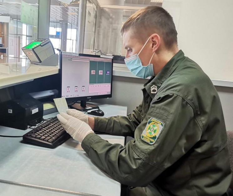 В аэропорту Харькова задержали иностранца с чужим паспортом (ФОТО)