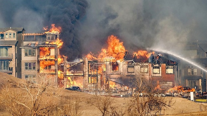 В американском штате бушуют лесные пожары: сгорели более 500 домов (ФОТО)