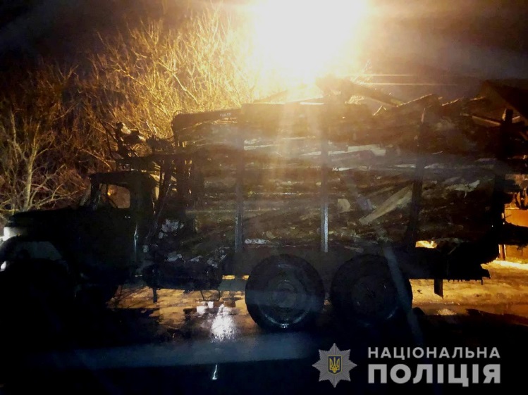 На Ровенщине выпавшее из грузовика бревно повредило маршрутку с пассажирами (ФОТО)