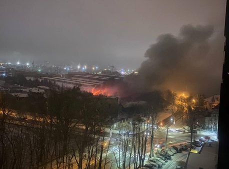 Во Львове у стадиона произошел пожар: очевидцы слышали взрывы (ФОТО, ВИДЕО)