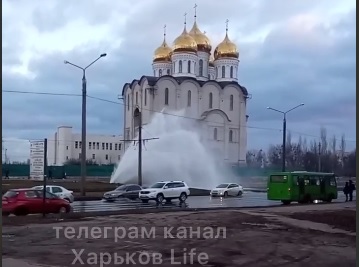Из-за аварии на водопроводе в Харькове остановились трамваи, залиты улицы (ФОТО, ВИДЕО)