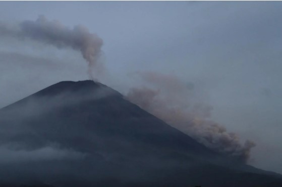 Жертвами извержения вулкана в Индонезии стали 13 человек (ФОТО)