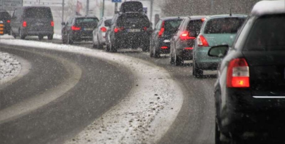 Пробки на дорогах возникают чаще из-за резких погодных перемен &#8212; эксперт