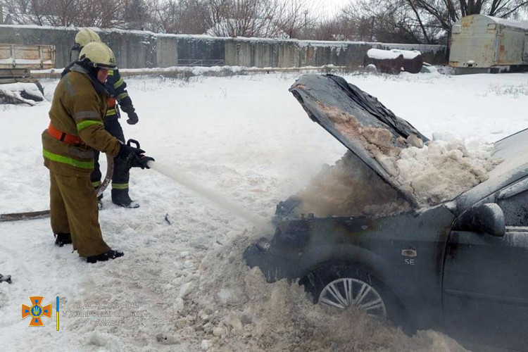 На Днепропетровщине горящее авто пытались потушить снегом (ФОТО)