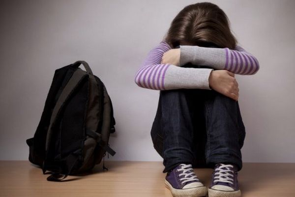 Избиение школьницы в Запорожье: матери пострадавшей девочки угрожают