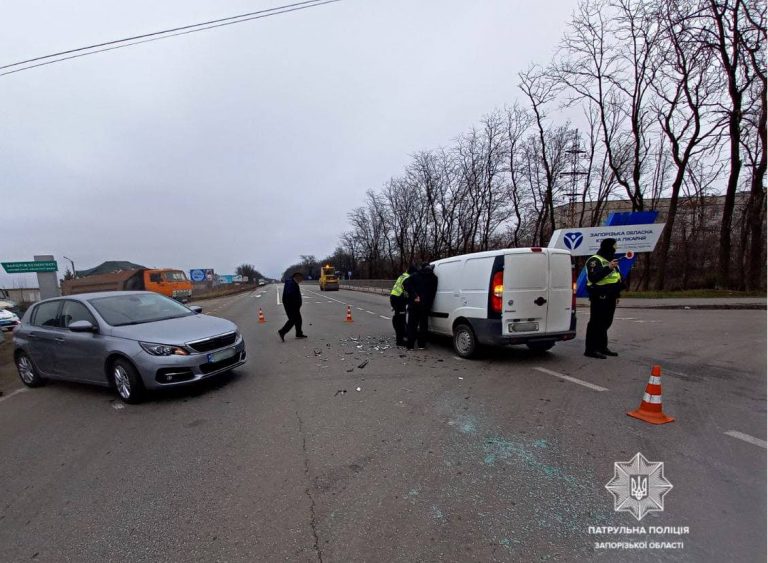 В Запорожье столкнулись Fiat и Peugeot (ФОТО)