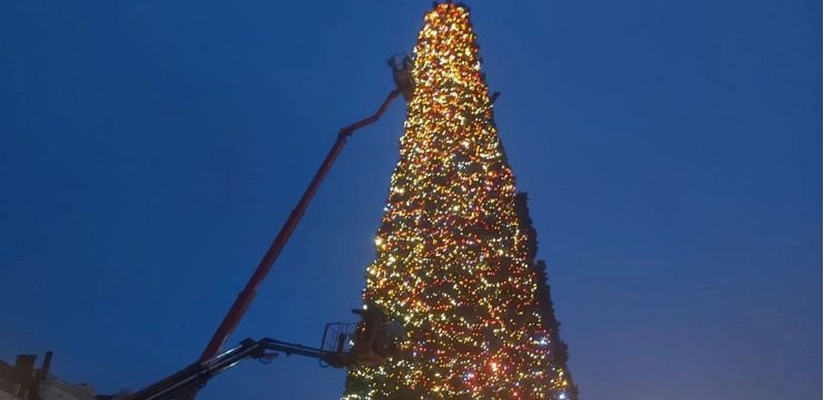 В Киеве под дождём зажгли главную ёлку страны (ФОТО, ВИДЕО)