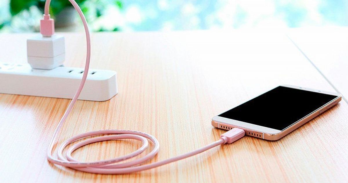 Эксперт рассказала, почему опасно заряжать смартфон ночью