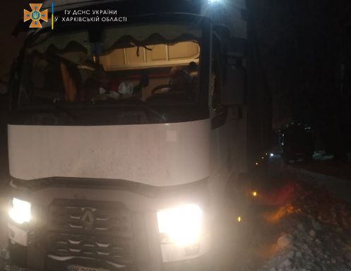 В Харькове в снежных заносах застряли фуры (ФОТО)