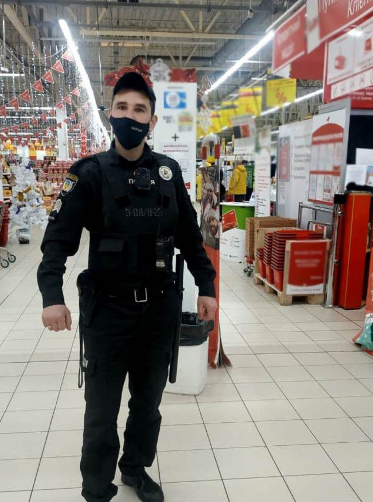 В запорожском супермаркете вор пытался украсть тележку с товаром (ФОТО)