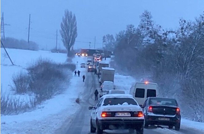 На Ровенщине &#8212; снегопад: транспорт остановился в пробке в сторону Луцка (ФОТО)