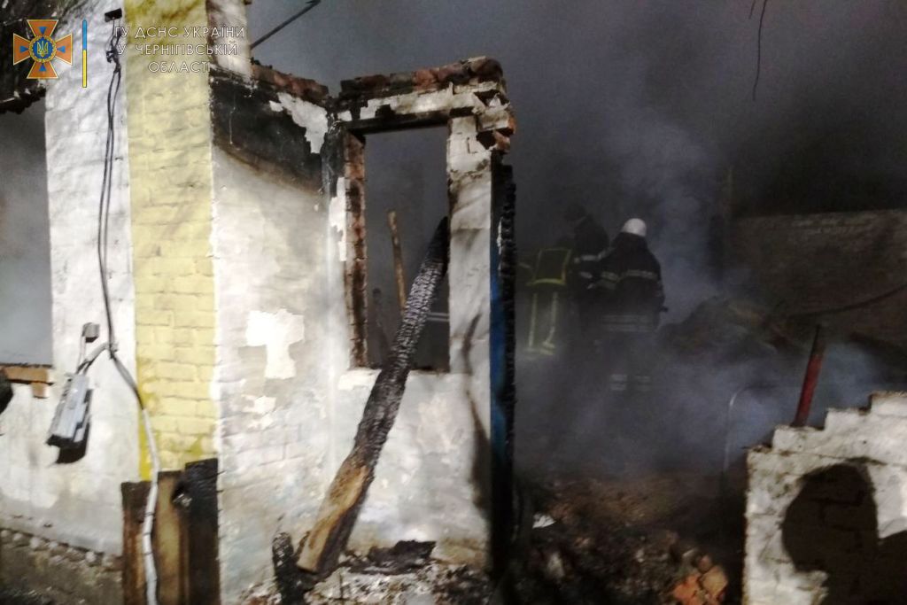 Погибли двое супругов: В Черниговской области сгорел дом (ФОТО)